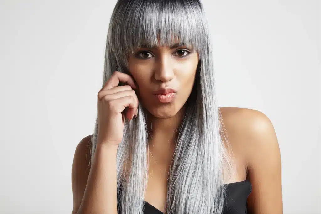 glueless wigs shown off by a lady